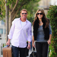 Shane Warne and Elizabeth Hurley leaving their house | Picture 102798